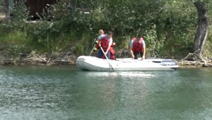 Muž (31) sa utopil po tom, ako sa s ním vo vode prevrátil matrac