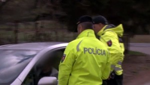 Policajt vám môže pri bežnej kontrole odobrať tabuľky s evidenčným číslom. Ako sa tomu vyhnúť?