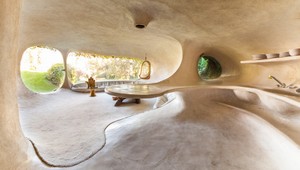 Neviditeľný domov! Organický dom v tvare zelenej vlny je plný prekvapení