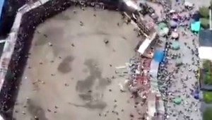 Na býčích zápasoch sa zrútila tribúna. Zomrelo päť ľudí, medzi mŕtvymi je aj dieťa