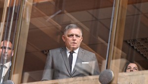 Premiér Robert Fico sa vracia na miesto atentátu