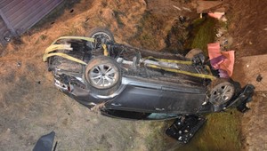 Vodič, ktorého auto po policajnej naháňačke skončilo na streche, nešoféroval triezvy