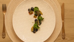 Žihľavové torteliny plnené údeným prasiatkom, zemiakové pyré, slaninový čips