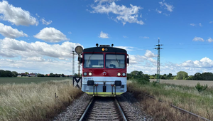 Vlak pri Chynoranoch zachytil 30-ročného muža. Do nemocnice ho previezol vrtuľník