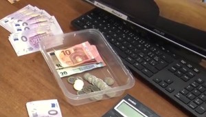 Na nulové eurobankovky čakali dva dni. Spali na lavičkách v parku