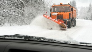 Na cestách je rušno. Zúria snehové jazyky, záveje i poľadovica