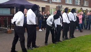 VIDEO: Počas pohrebu prominentného teroristu v Írsku sa strieľalo