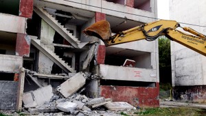 Búranie domov na Luníku IX. pokračuje