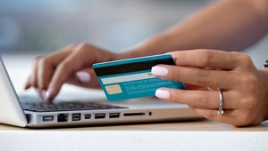 Živnostníci by mohli ušetriť. SNS predloží návrh na zrušenie transakčnej dane pre vybrané skupiny