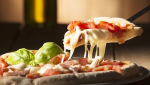 Výživový odborník tvrdí: Jedzte namiesto cereálií na raňajky pizzu