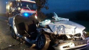 Autobus sa čelne zrazil s autom. Boli v ňom traja ľudia