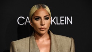 Lady Gaga je zasnúbená. Darilo sa jej to tajiť mesiace