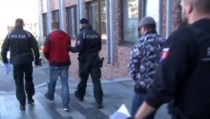 Miroslav okradol deti aj vlastnú rodinu, teraz si na ulici vyhliadol 88-ročnú ženu. Pred súd sa postavil s komplicom