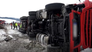 Kamionistovi vbehla dodávka rovno pod kolesá. Z kabíny sa nevedel dostať