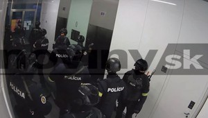 Exkluzívne zábery: Takto zasahovali kukláči v Pente, prokurátor navrhol Haščákovi väzbu