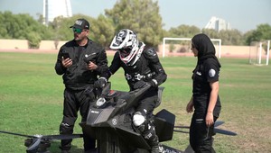 Takto cvičia dubajskí policajti na lietajúcich motorkách