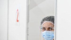 Niekde dostali lekári za druhú vlnu odmeny, u nás dostali núdzový stav. Tvrdia to zdravotníci na adresu vlády