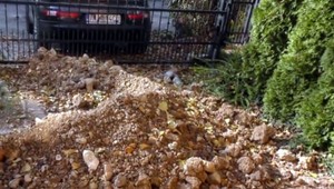 Valéria sa nevie dostať autom z garáže, firma jej tam nechala kopec hliny