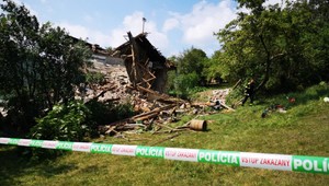 Na strednom Slovensku sa zrútil dom. Hasiči prehľadávali sutiny