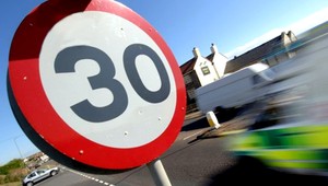 Málo viditeľné značky nie sú výhovorka. Ak ju policajt vidí, dostanete pokutu