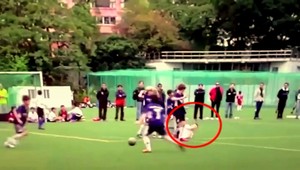 Malý futbalista (10) brutálne kopol spoluhráča do hlavy!