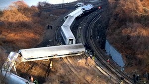 Vykoľajený vlak si vyžiadal najmenej štyroch mŕtvych