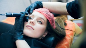 Nechala si upraviť obočie, z výsledku zostala v šoku: Takúto hrôzu ste ešte nevideli!