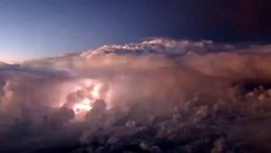 Žezlo preberajú letné búrky. Užijú si ich najmä v týchto okresoch