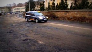 Vodič obišiel výtlk na ceste, tak dostal pokutu...