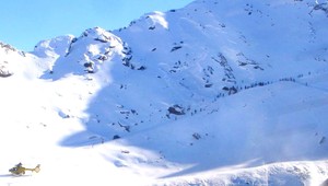 Lavína zavalila turistov vo švajčiarskych Alpách