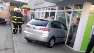 Kuriózna nehoda na Orave. Vodička si zrejme pomýlila brzdu s plynom a autom vošla do lekárne.