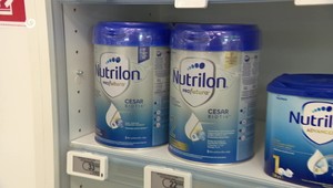 Z obchodov sťahujú ďalšie dojčenské mlieko, dôvodom je možný výskyt toxínu