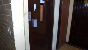 Muž odetý len v tričku obťažoval mladé dievčatá vo výťahu. Sexu sa dožadoval aj u susedy