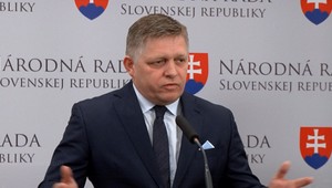 Robert Fico čelil otázkam novinárov. Bývanie a telefonáty medzi Troškovou a Vadalom komentoval stroho
