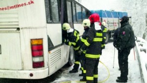 Pri Nitrianskom Pravne sa zrazil autobus s nákladiakom, 15 zranených