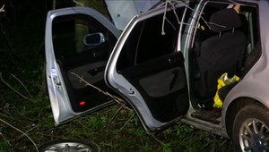 Policajti riešia, komu patrí rozbité auto, ktoré našli mimo cesty