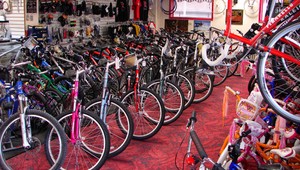 Starenka sa modlila v kostole, traja chlapi jej ukradli bicykel