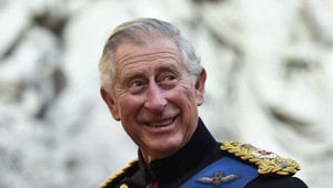 Princ Charles korunoval sám seba kráľom