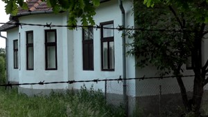 Muž sa s guľovnicou vyhrážal exmanželke. Namieril aj na policajtov, vinia ho z troch skutkov