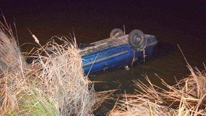 Opití mladíci padli s autom do skalického rybníka a utopili sa