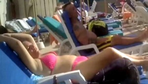 Námestníčka sa počas pracovnej doby opaľovala pri bazéne