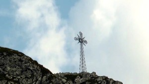 Svätý kríž zneuctili ako nástroj politického boja v Poľsku