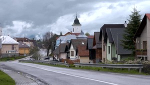 Po oslave narodenín našli na ulici mŕtveho 31- ročného muža. Polícia zadržala jeho partnerku