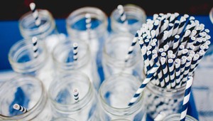 Koniec jednorázovým plastom ako slamky či poháre. Vláda schválila zákon