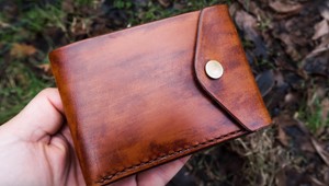 Každý okamih výroby tejto koženej peňaženky je fascinujúci