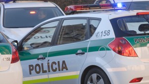 Marián žene priložil dýku ku krku, sudca ho poslal do väzby