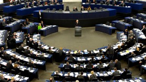 Európsky parlament klepne bankárom po prstoch