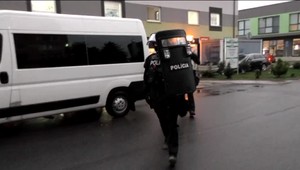 Ozbrojení kukláči so štítmi a množstvo kriminalistov zadržali mladého muža pred supermarketom