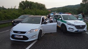 Nebezpečný vodič je stíhaný vo väzbe. Polícia pátra po svedkoch naháňačky