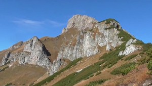 Slnko v horách je už zradné. Turistov potrápil vietor a mráz